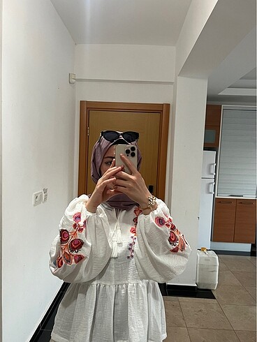 Beyaz ince nakışlı gömlek