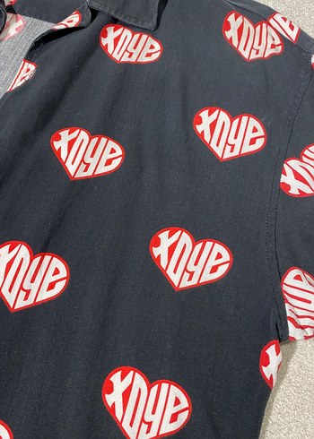 m Beden Düğmeli Siyah Kalp Baskılı Kısa Kollu Ünisex Gömlek