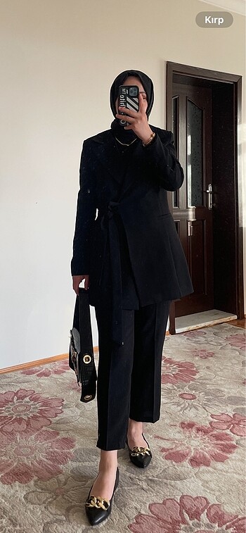Siyah ceketli takım