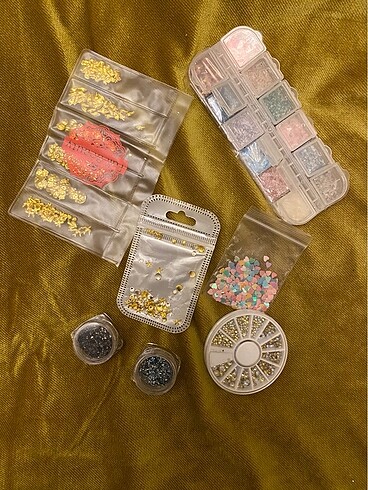 Çeşitli tırnak süsleri nailart