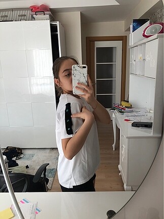 Beyaz tişört ve uzun etek ve network üst