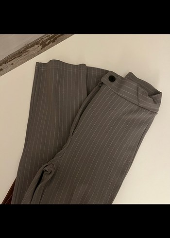 Düğmeli Çizgili Gri Kumaş Görünümlü Pantolon