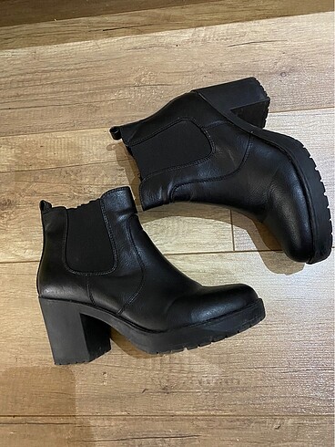 Deichmann Kadın yandan lastikli deri bot