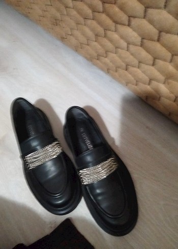 Zara Zincir Detaylı Siyah Deri Kadın Loafer