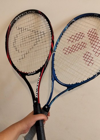Renkli Kırmızı ve Mavi Tenis Raketi