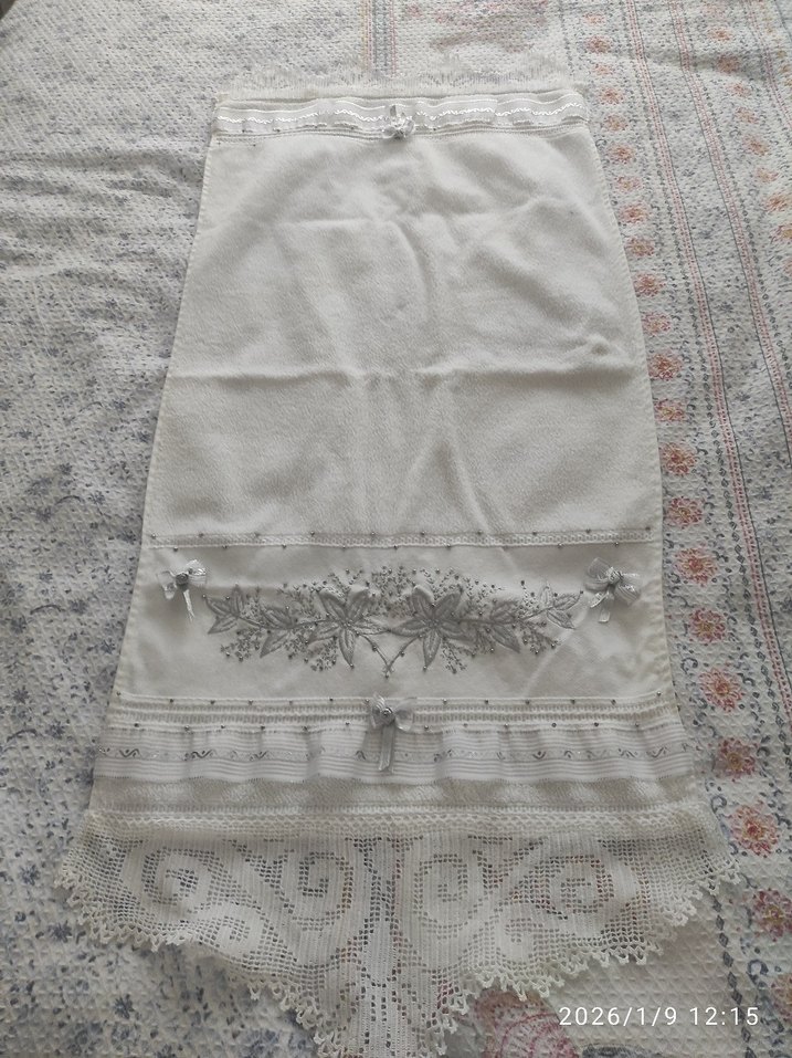 Nakışlı Beyaz Havlu Gri Detaylı - Görsel 3