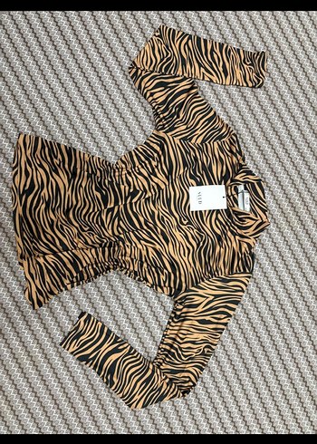 44 Beden Zebra Desenli V Yaka Kadın Mini Tulum