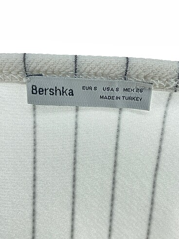 s Beden beyaz Renk Bershka Mini Üst %70 İndirimli.