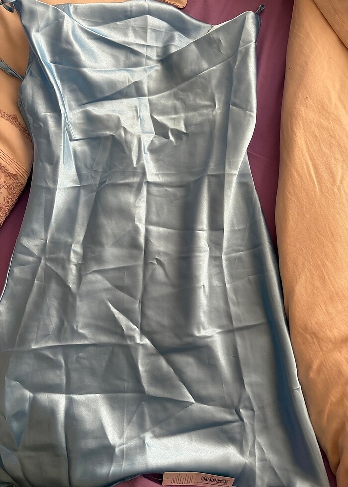 Saten yırtmaçlı kısa gecelik - Görsel 2