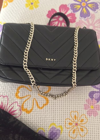 DKNY Siyah Kapitone Zincirli Omuz Cantasi