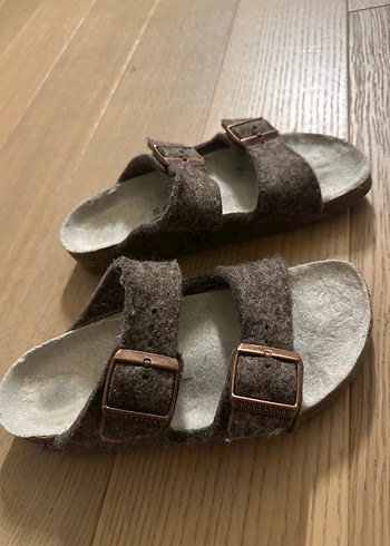 Kahverengi Yünlü Tokalı Kadın Terlik