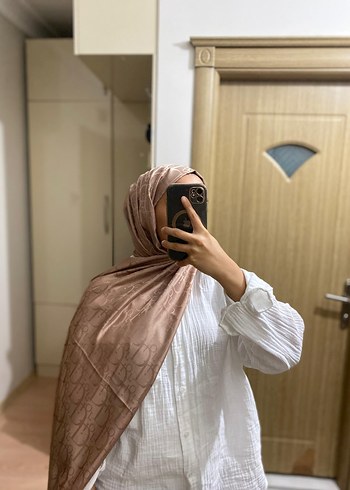 Bej Saten Dökümlü Kadın Şal