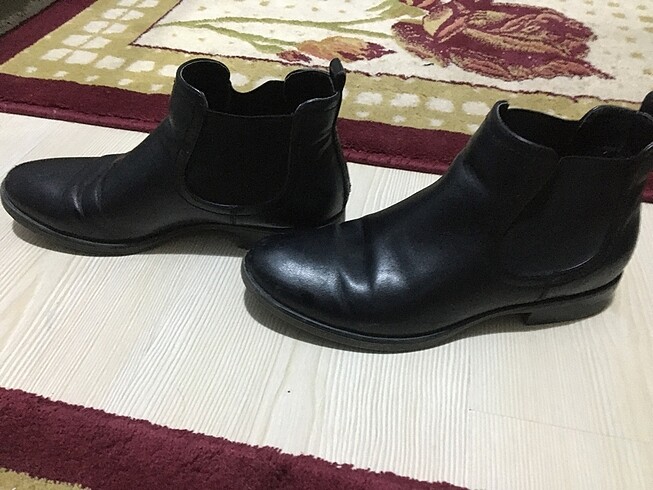 Siyah bot kadın