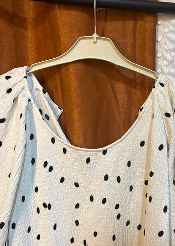 Düğmeli Puantiyeli Kısa Kollu Mini Bluz - Görsel 4