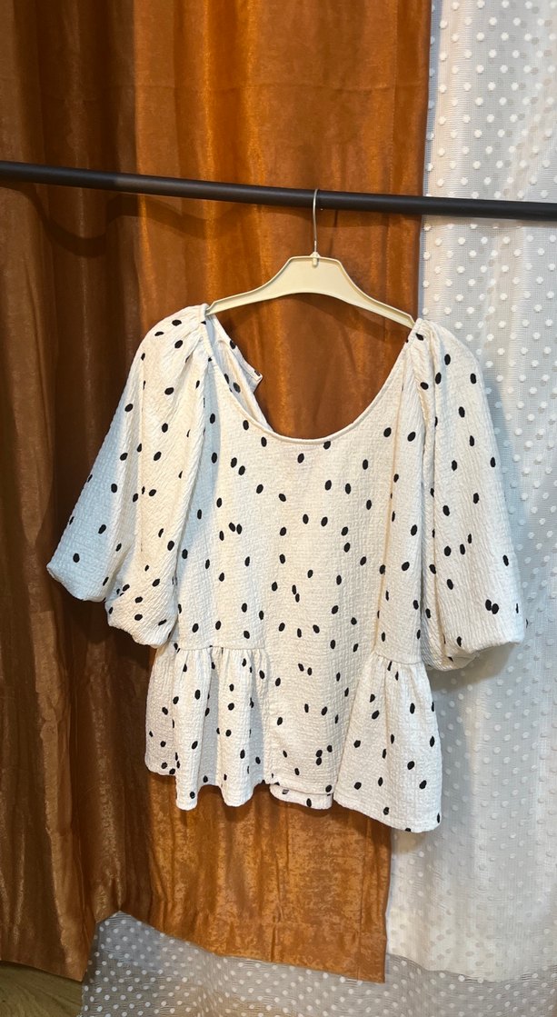 Düğmeli Puantiyeli Kısa Kollu Mini Bluz - Görsel 2