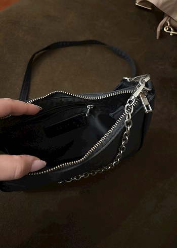 Bershka Siyah Yılan Derisi Desenli Zincir Detaylı Deri Çanta