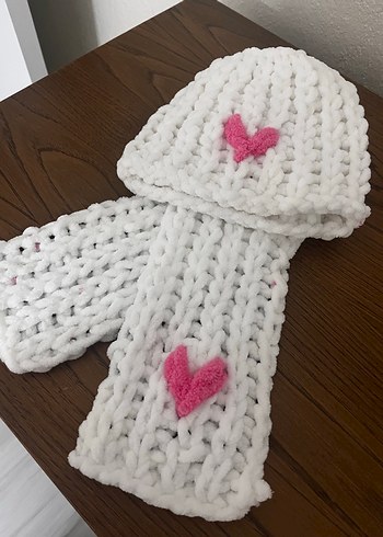 Beyaz Nakışlı Örgü Çocuk Bere ve Atkı Seti - Görsel 2