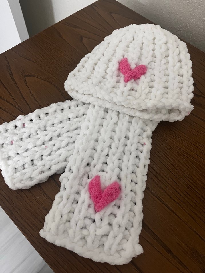 Beyaz Nakışlı Örgü Çocuk Bere ve Atkı Seti - Görsel 2