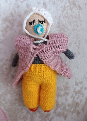 Örgü oyuncak bebek