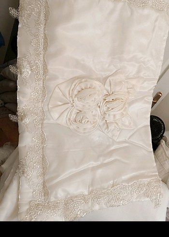 İşlemeli Beyaz Yatak Örtüsü Seti - Görsel 3