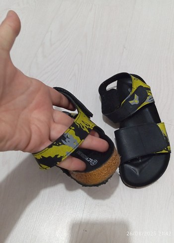 32 Beden Sarı Yılan Desenli Erkek Çocuk Sandalet