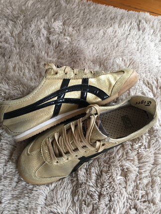 Asics altın rengi
