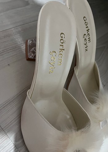 Beyaz Tüylü Dolgu Topuk Kadın Terlik - Görsel 3