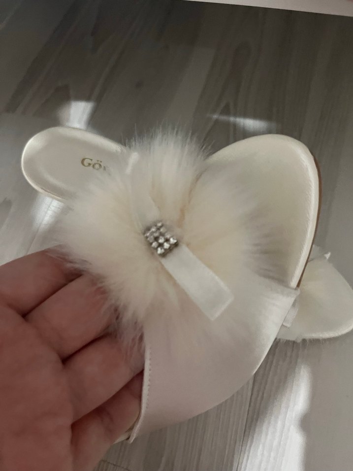 Beyaz Tüylü Dolgu Topuk Kadın Terlik - Görsel 2