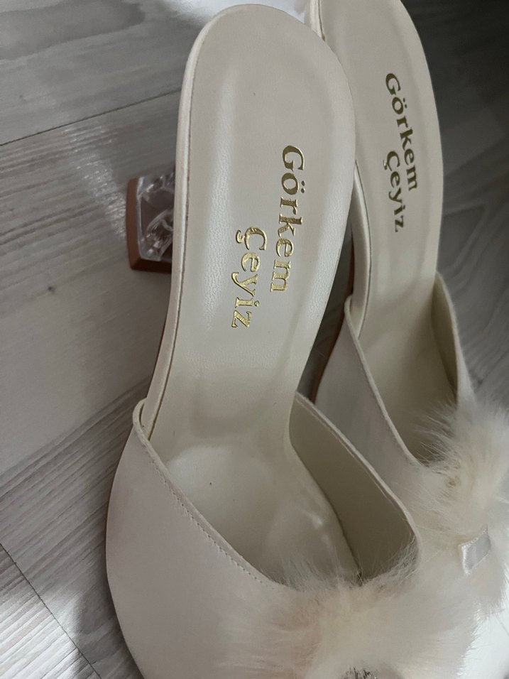 Beyaz Tüylü Dolgu Topuk Kadın Terlik - Görsel 3