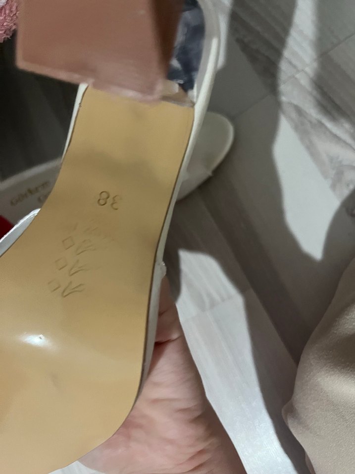 Beyaz Tüylü Dolgu Topuk Kadın Terlik - Görsel 4