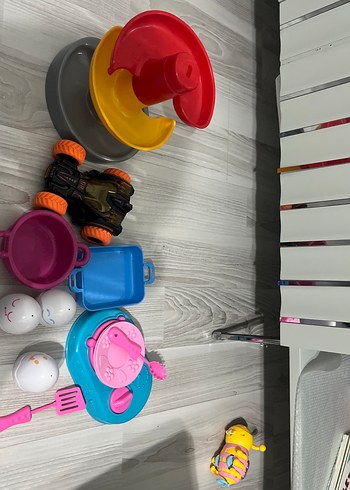 Diğer Renkli Donen Kule Ve Oyuncak Araba Seti