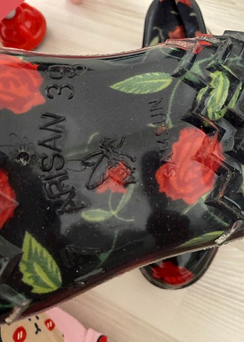 Kırmızı Parlak Çiçek Desenli Dolgu Topuk Kadın Babet - Görsel 3