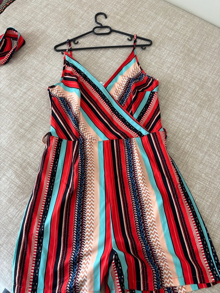 Renkli Piliseli V Yakalı Kadın Mini Tulum - Görsel 3