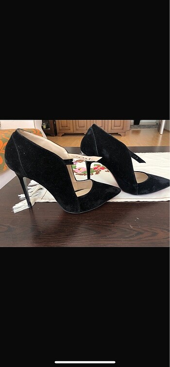 Siyah süet stiletto, çok şık ve tarz bir model