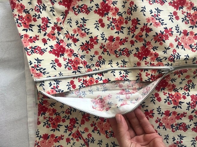 m Beden pembe Renk Kısa yazlık fermuarlı etek hafiften deri tarzı bir kumaşı var.