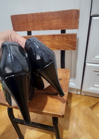 Parlak Siyah Tokalı Stiletto Topuklu Kadın Ayakkabı - Görsel 3