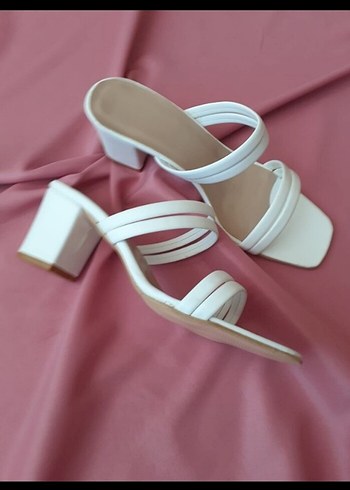 Diger Beyaz Minimalist Topuklu Kadın Terlik