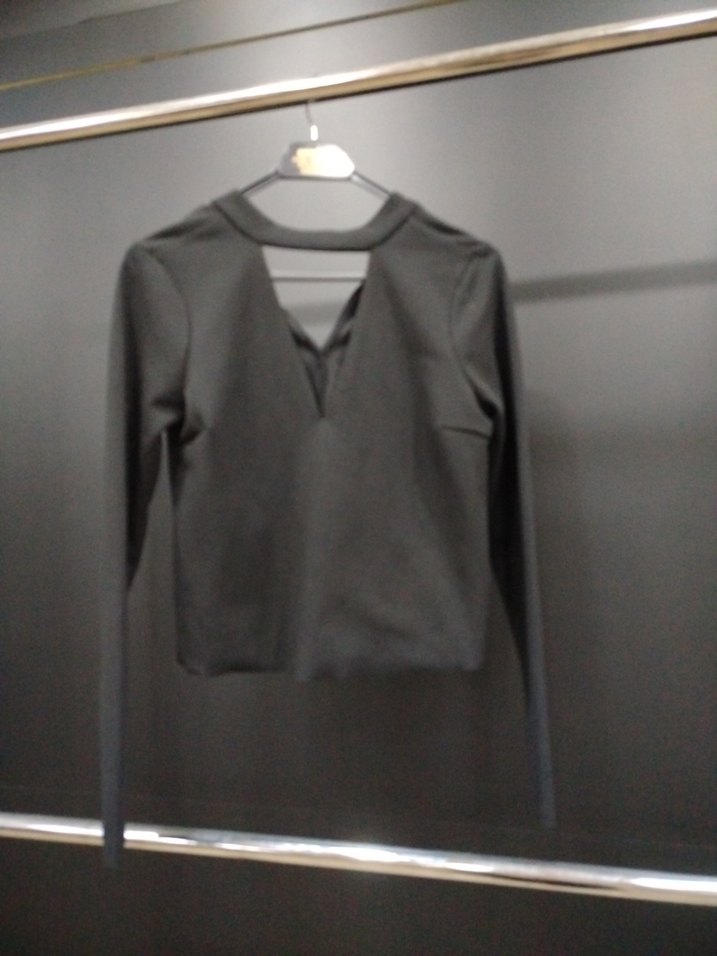 V Yaka Uzun Kollu Siyah Bluz - Görsel 4