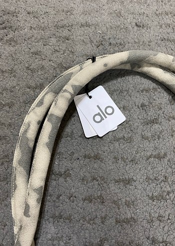 Alo Yoga Gri Batik Desenli Fermuarlı Tote Çanta - Görsel 4