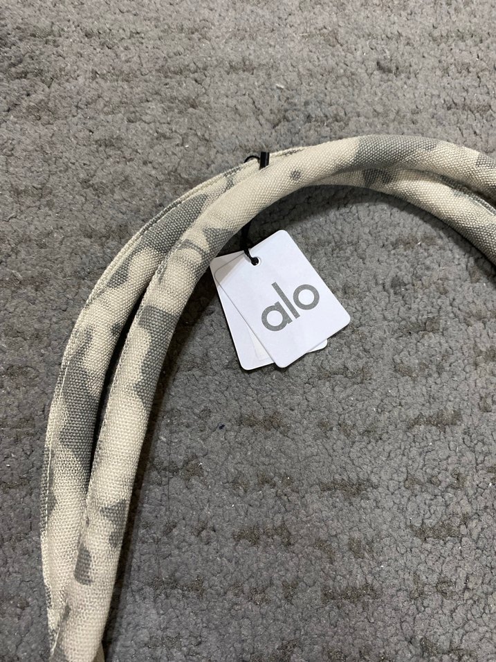 Alo Yoga Gri Batik Desenli Fermuarlı Tote Çanta - Görsel 4