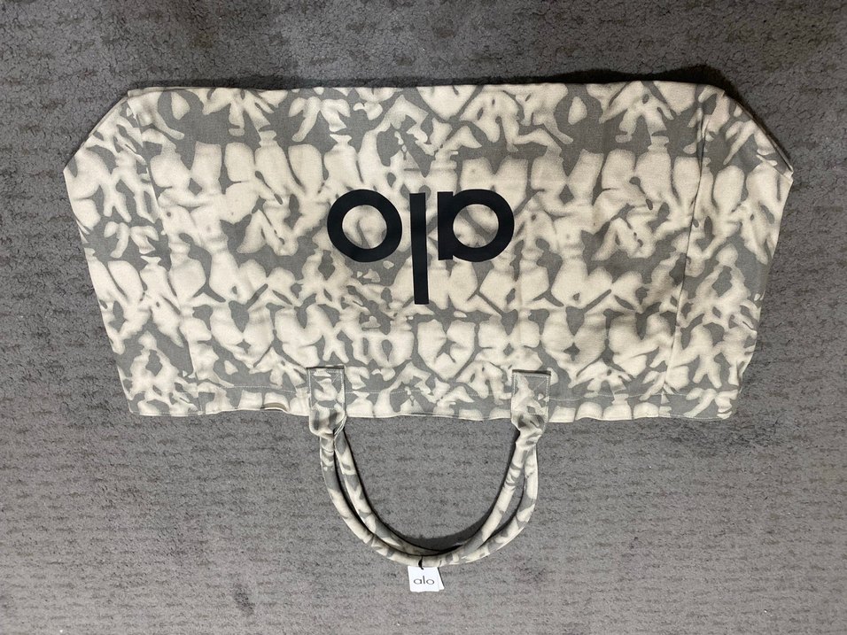 Alo Yoga Gri Batik Desenli Fermuarlı Tote Çanta - Görsel 5