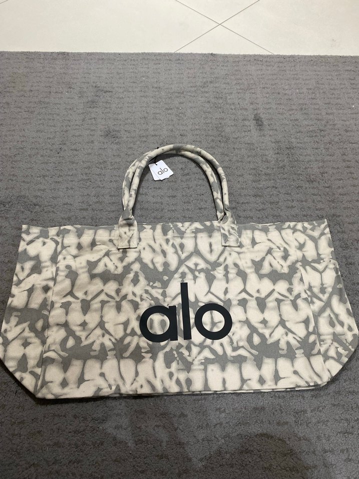 Alo Yoga Gri Batik Desenli Fermuarlı Tote Çanta - Görsel 2