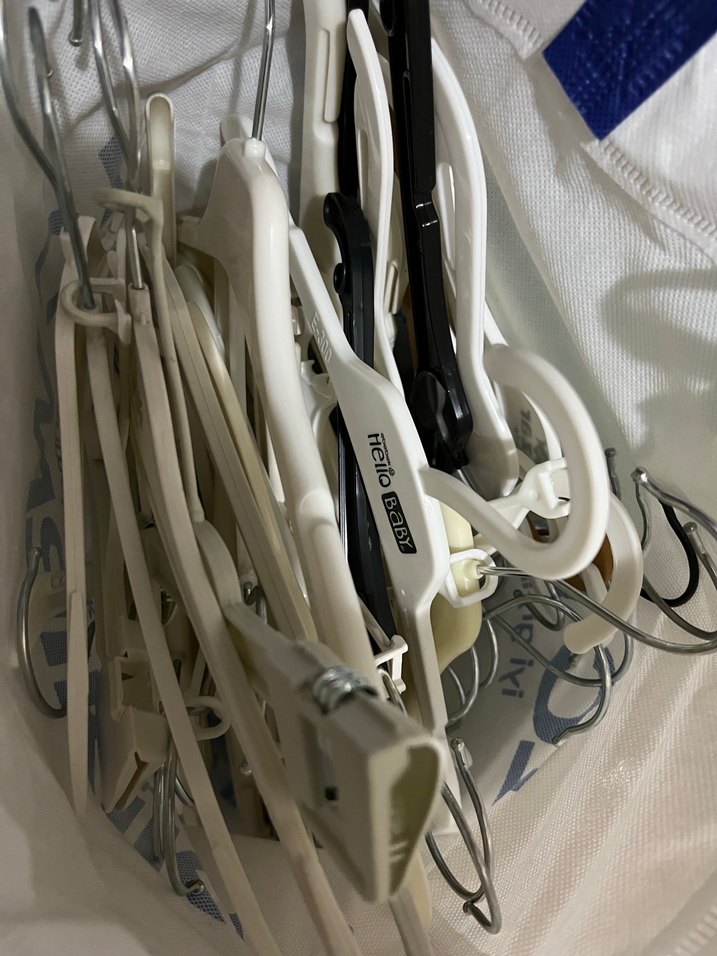 Beyaz ve Gri Karışık Askılar - Görsel 3