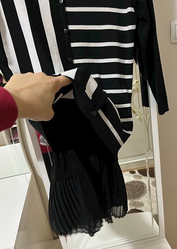 Siyah Çizgili Fırfırlı Kısa Kadın Kazak - Görsel 2