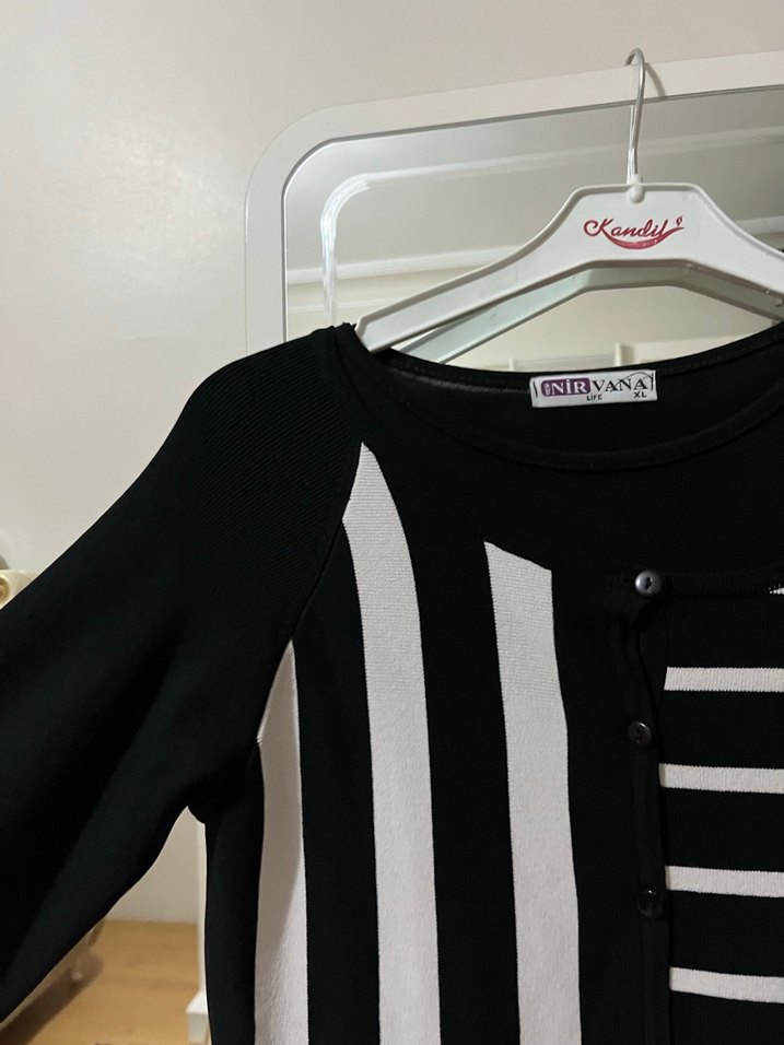 Siyah Çizgili Fırfırlı Kısa Kadın Kazak - Görsel 3