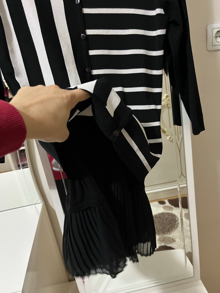 Siyah Çizgili Fırfırlı Kısa Kadın Kazak - Görsel 2