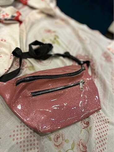 Pembe çanta