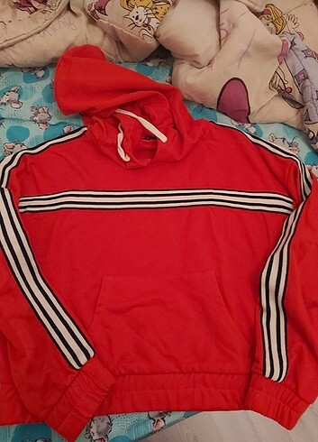 Kırmızı çizgi detaylı sweat