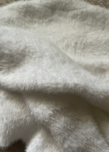 Beyaz Tüylü Kadın Kazak - Görsel 3