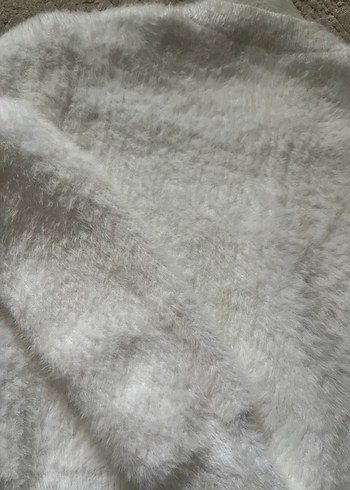 Beyaz Tüylü Kadın Kazak - Görsel 2